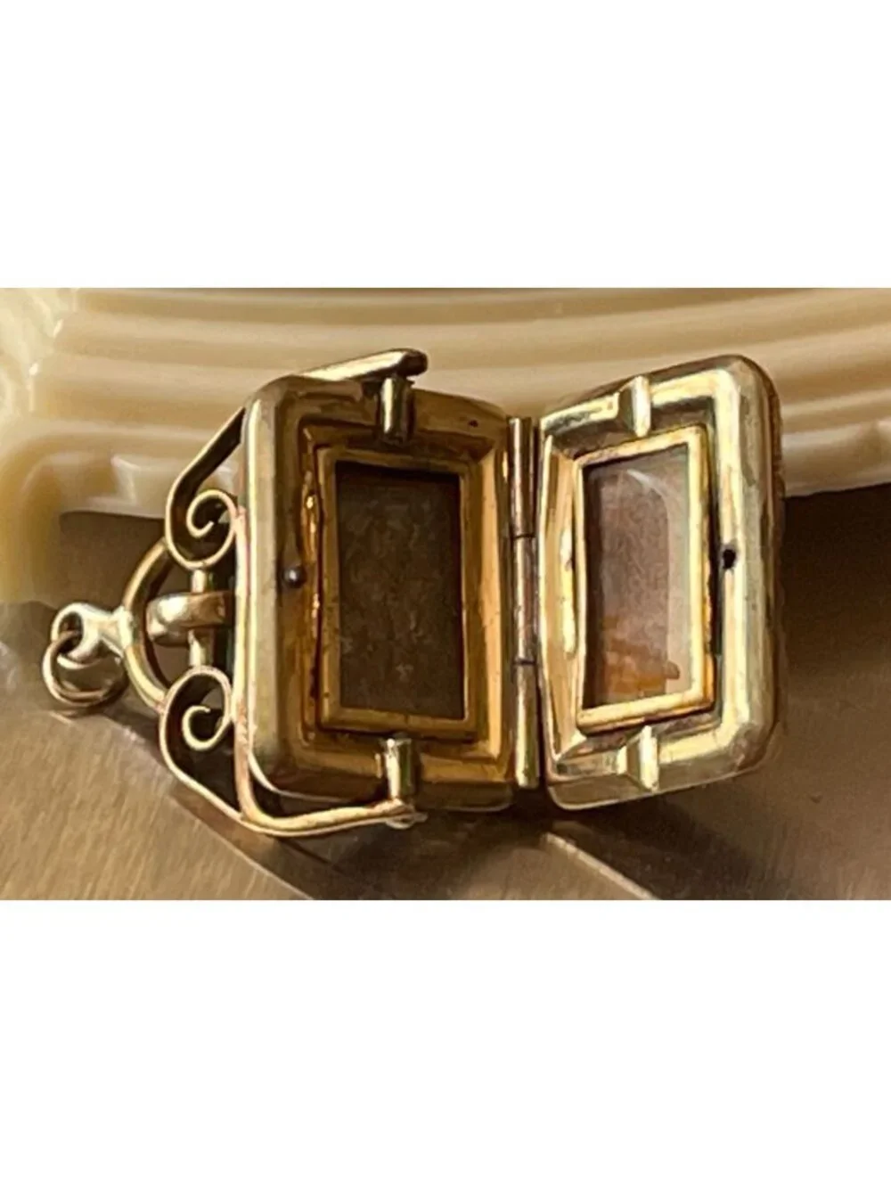 Antique Victorian Onyx & Carnelian Yellow Gold Tone Spinner Charm Locket With Or